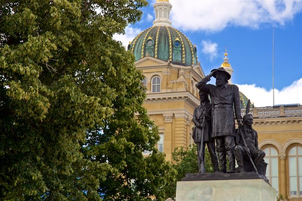 Iowa State Capitol Building montrant statue ou sculpture