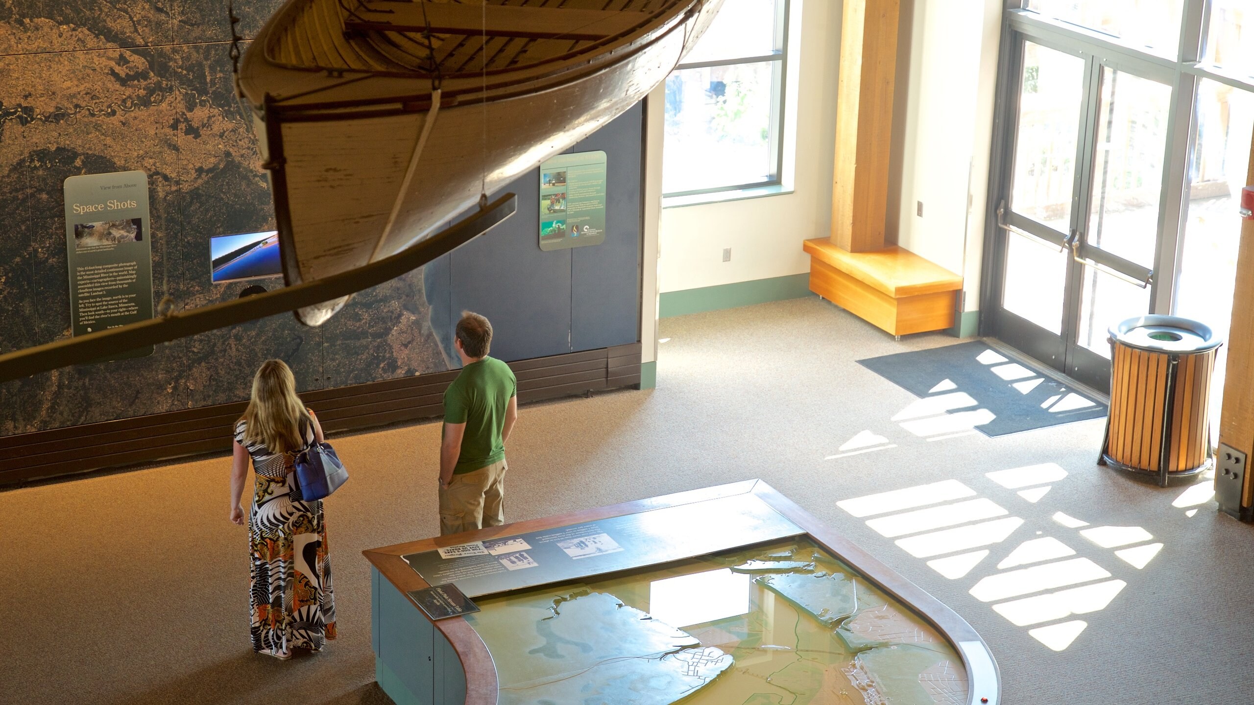 National Mississippi River Museum and Aquarium showing interior views as well as a couple