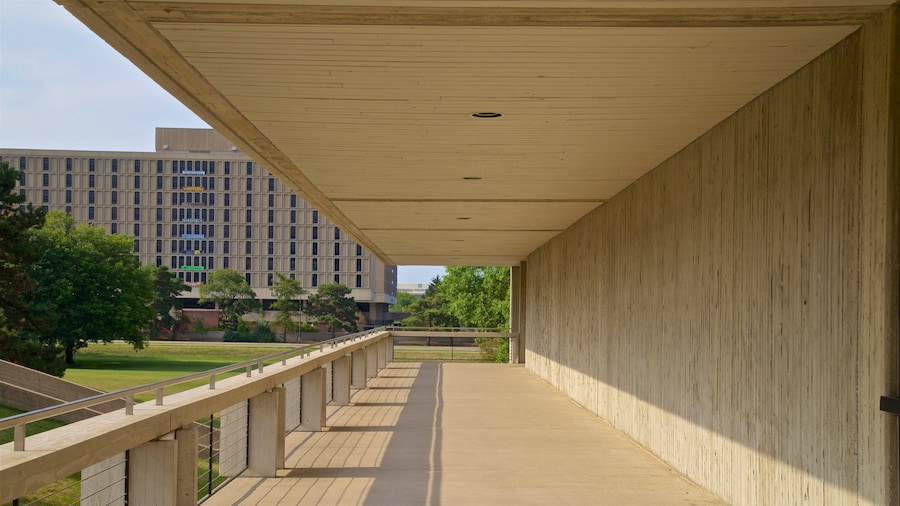 Brunnier Art Museum ofreciendo jardín
