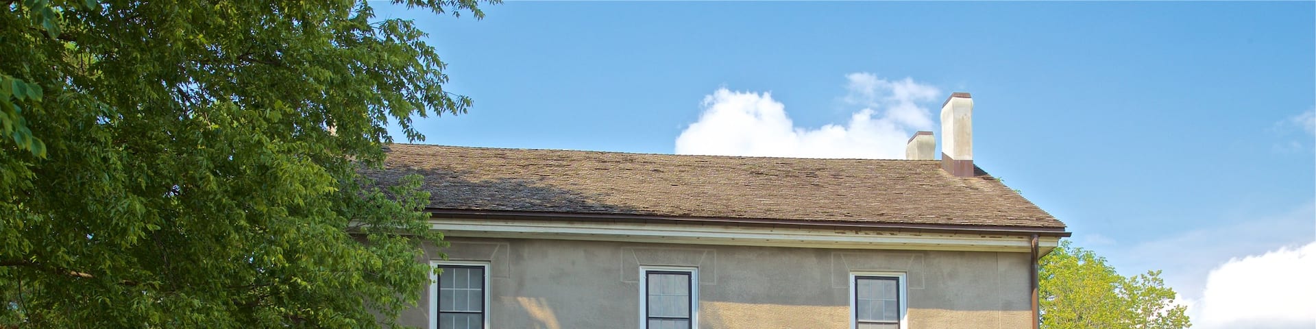 Farm House Museum which includes a house