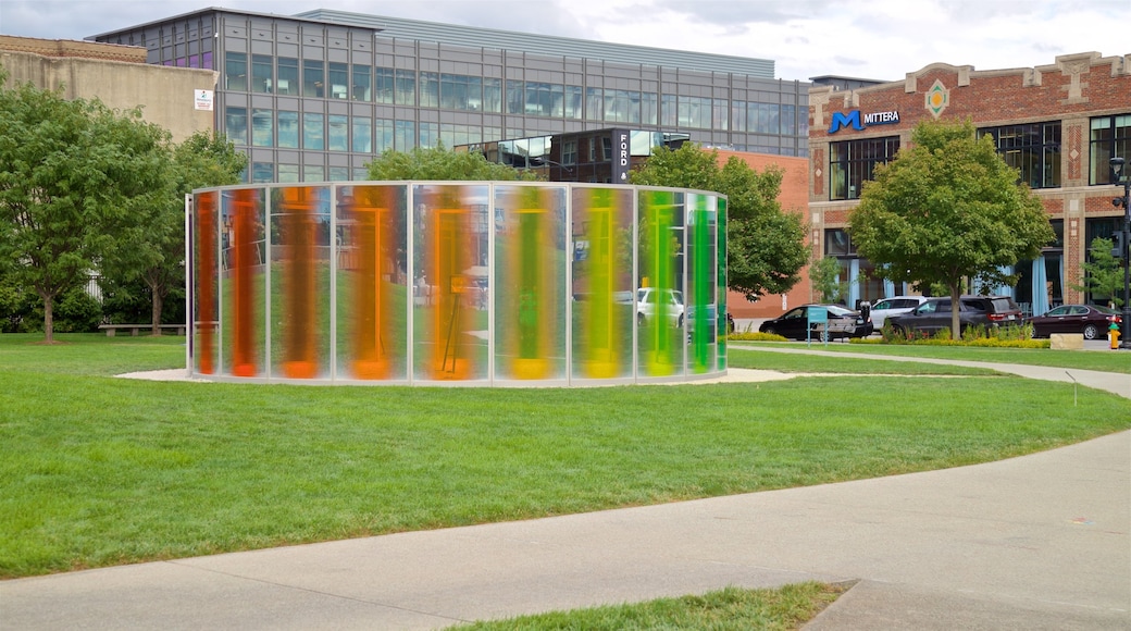 John and Mary Pappajohn Sculpture Park bevat kunst in de open lucht, een tuin en een stad