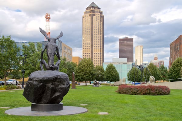 John and Mary Pappajohn Sculpture Park mit einem Garten, Wolkenkratzer und Outdoor-Kunst