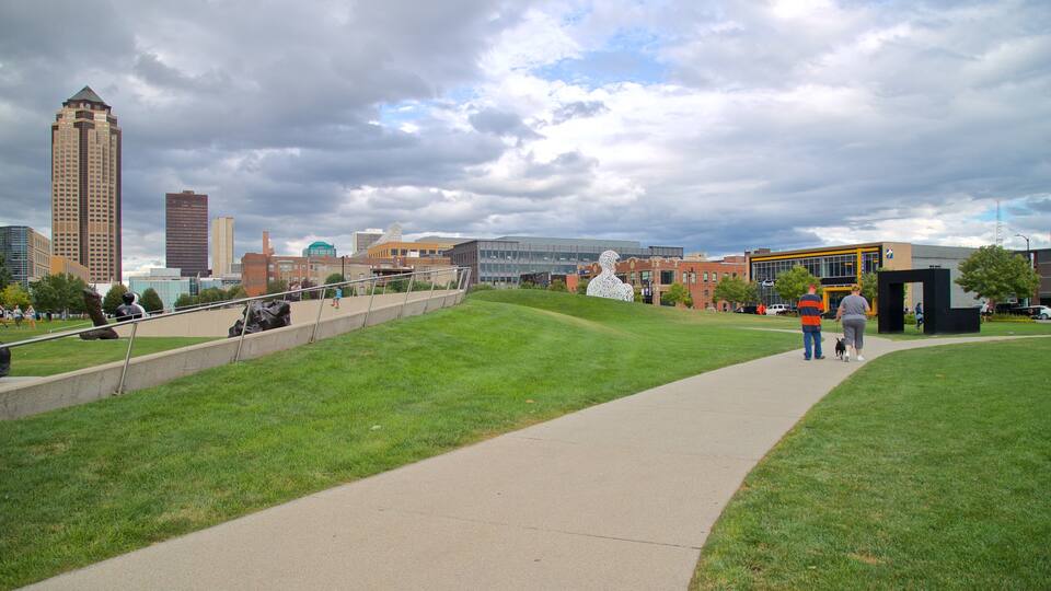 Parque de Esculturas de John y Mary Pappajohn que incluye animales tiernos, un jardín y senderismo o caminata