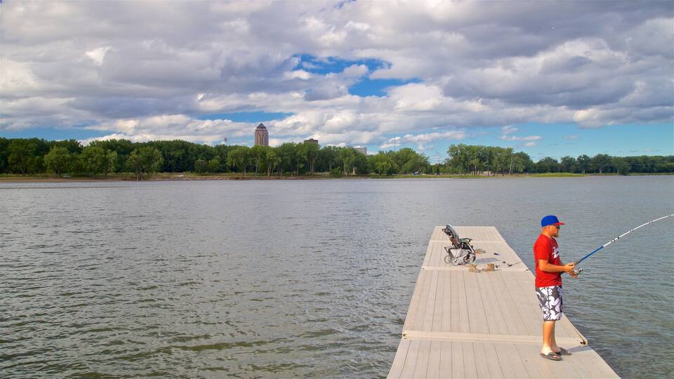Grayslake das einen Angeln und See oder Wasserstelle sowie einzelner Mann