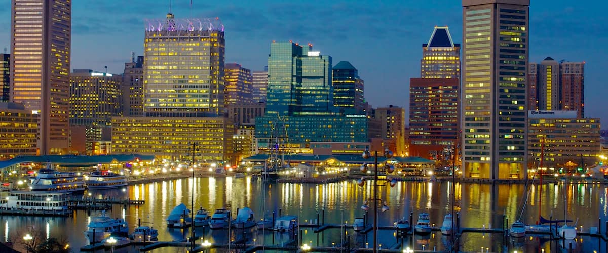 Puerto deportivo Baltimore Inner Harbor Marina que incluye una marina, un edificio de gran altura y una ciudad