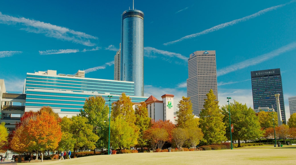 Centennial Olympic Park som inkluderar en stad, ett höghus och landskap