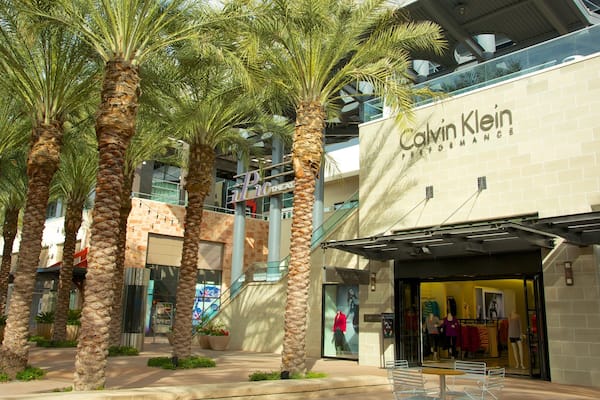 Scottsdale Quarter das einen Straßenszenen und Stadt