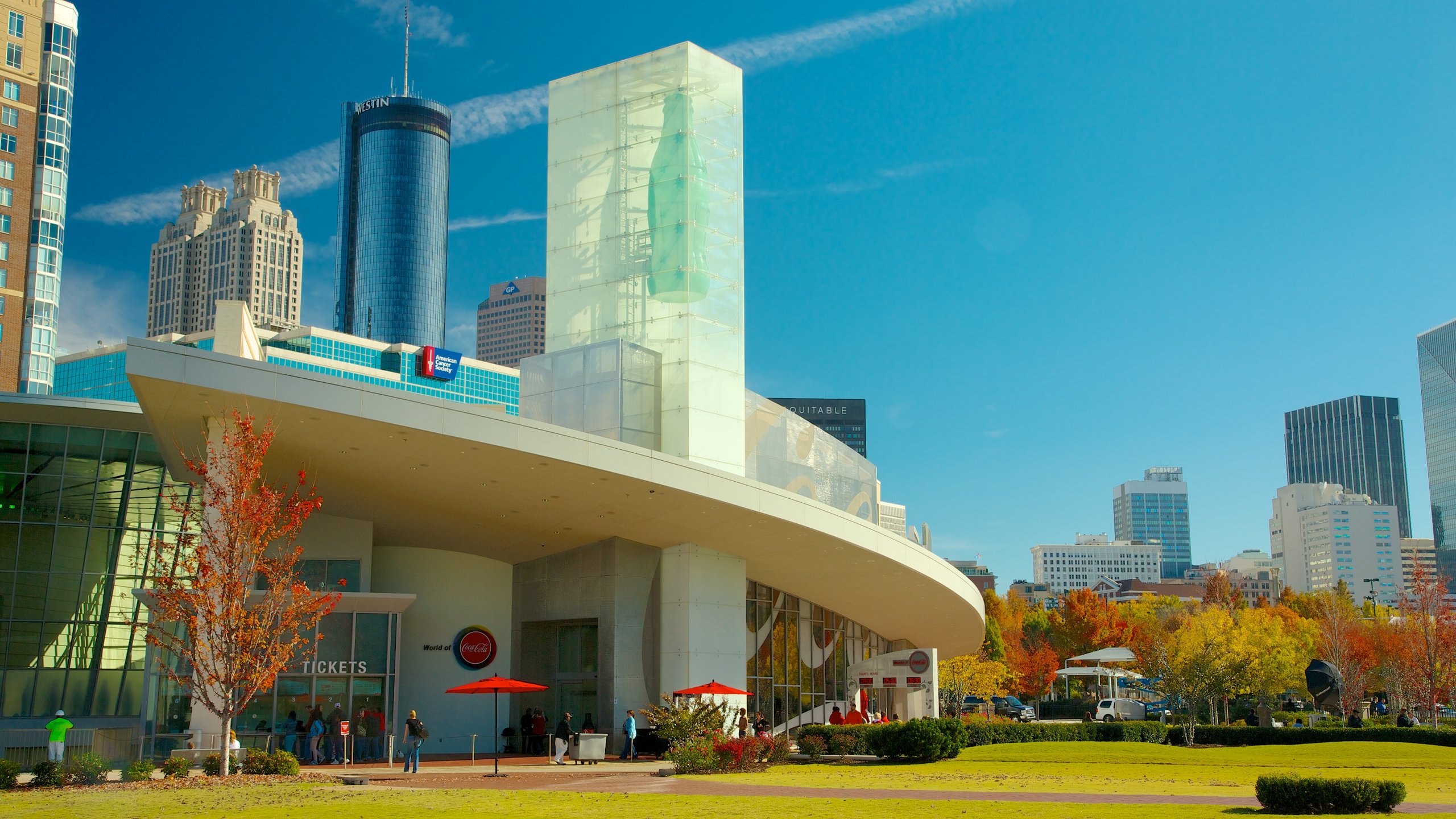 Mundo da Coca-Cola mostrando linha do horizonte, folhas de outono e um edifício