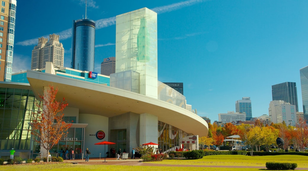 World of Coca Cola som visar en skyskrapa, höstfärger och affärsdistrikt