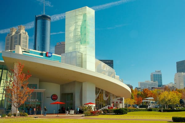 World of Coca Cola som visar en skyskrapa, höstfÀrger och affÀrsdistrikt