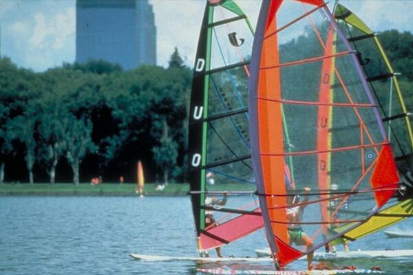 Lake Calhoun das einen Landschaften, Sportevent und Windsurfen