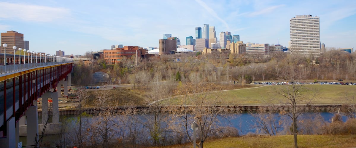 Weisman Art Museum mostrando una ciudad, un rascacielos y horizonte