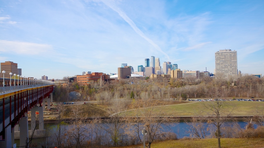 Weisman Art Museum som viser en by, en skyskraber og skyline