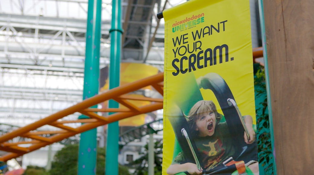 Nickelodeon Universe mostrando vista interna, segnaletica e giro