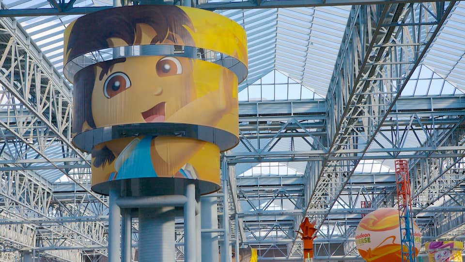 Nickelodeon Universe toont attracties, een baai of haven en interieur