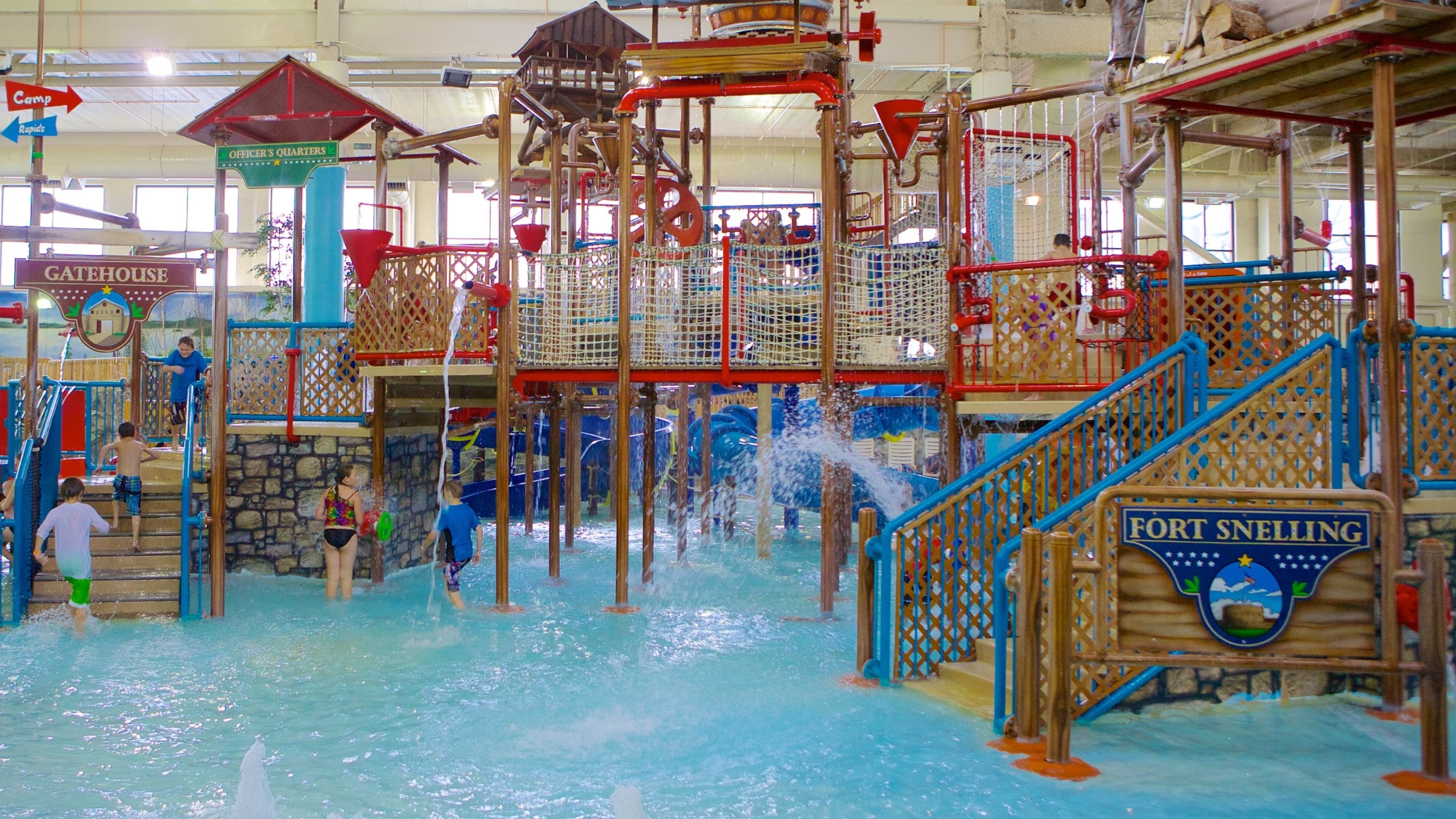 Water Park of America mostrando un parque acuático, paseos y una alberca