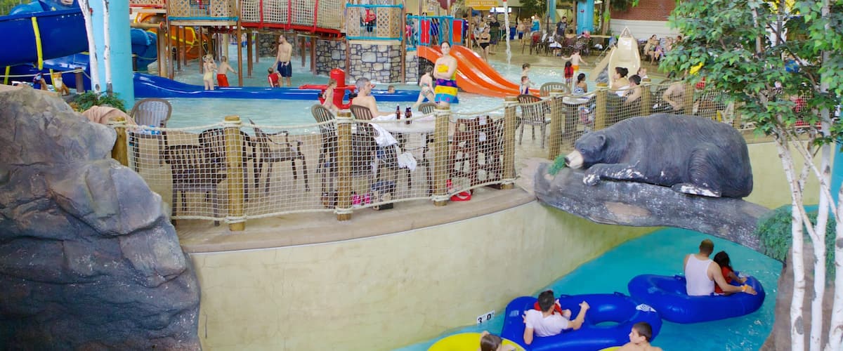 Water Park of America ofreciendo un hotel o resort de lujo, paseos y un parque acuático