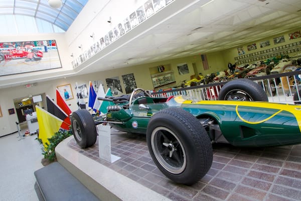 Indianapolis Motor Speedway welches beinhaltet Innenansichten