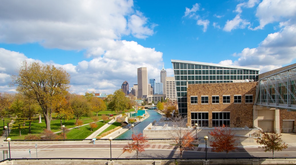 Indiana State Museum showing cbd and a city