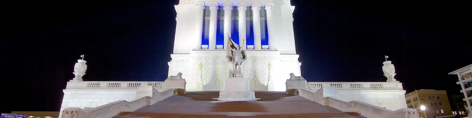 Indiana War Memorial que incluye patrimonio de arquitectura, una estatua o escultura y un monumento