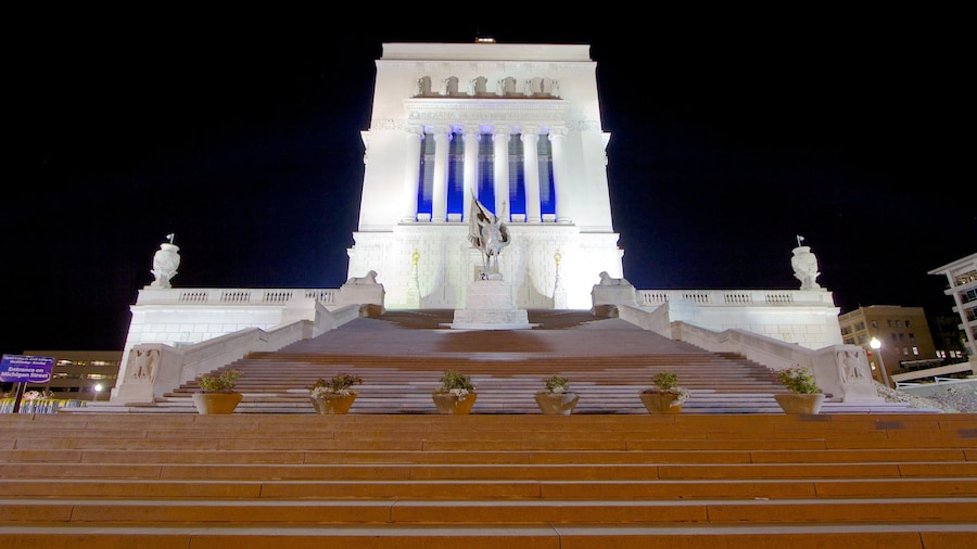 Indiana War Memorial inclusief een standbeeld of beeldhouwwerk, een monument en nachtleven