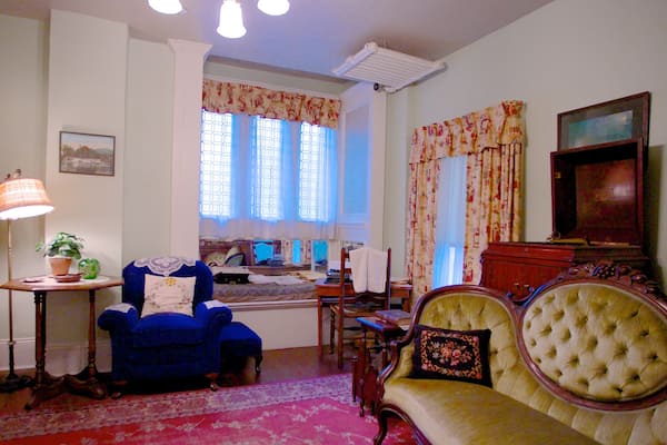 Margaret Mitchell House and Museum which includes interior views