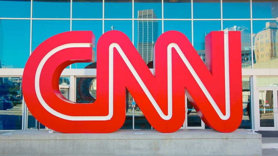 CNN Center som omfatter skiltning, en by og udsigt over byen