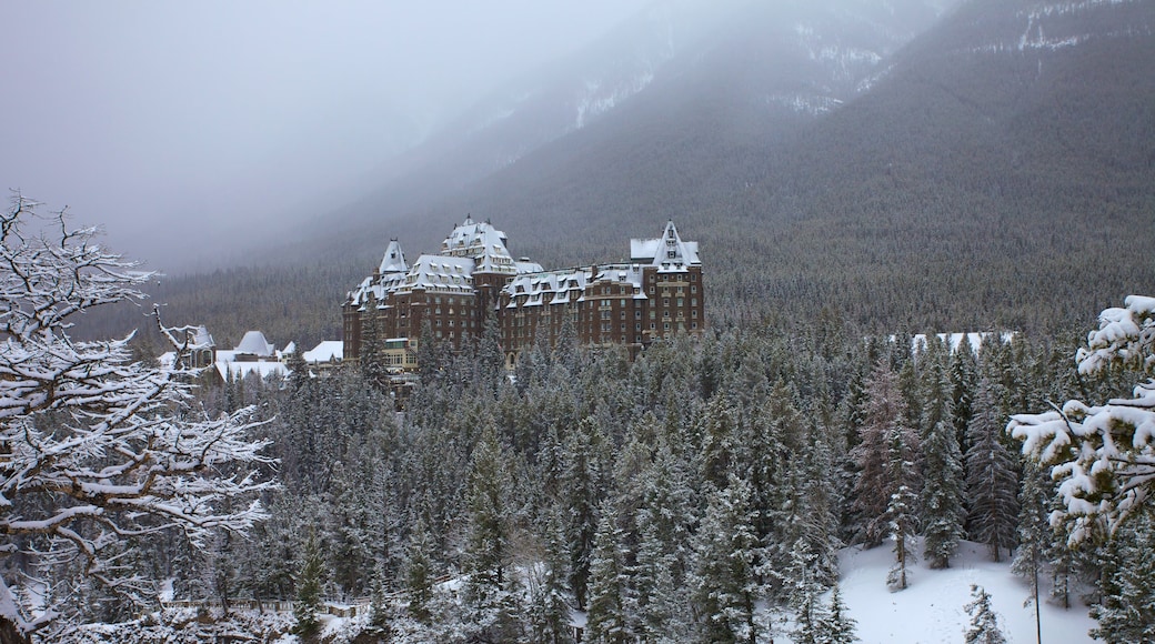 Nationaal park Banff inclusief landschappen, een hotel en mist of nevel