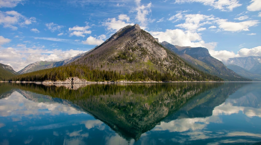 Lake Minnewanka caratteristiche di montagna e vista del paesaggio