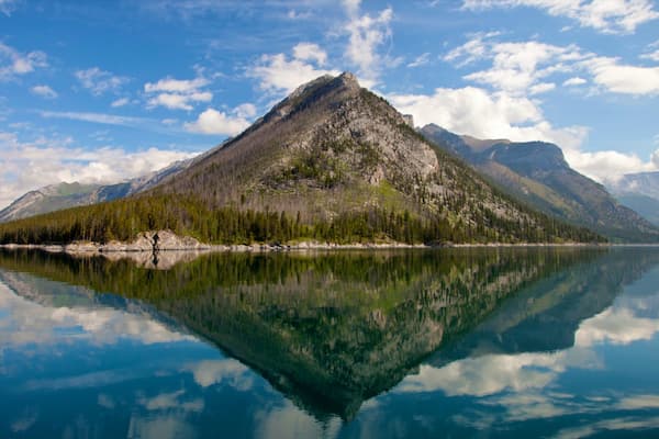 Lake Minnewanka welches beinhaltet Landschaften und Berge