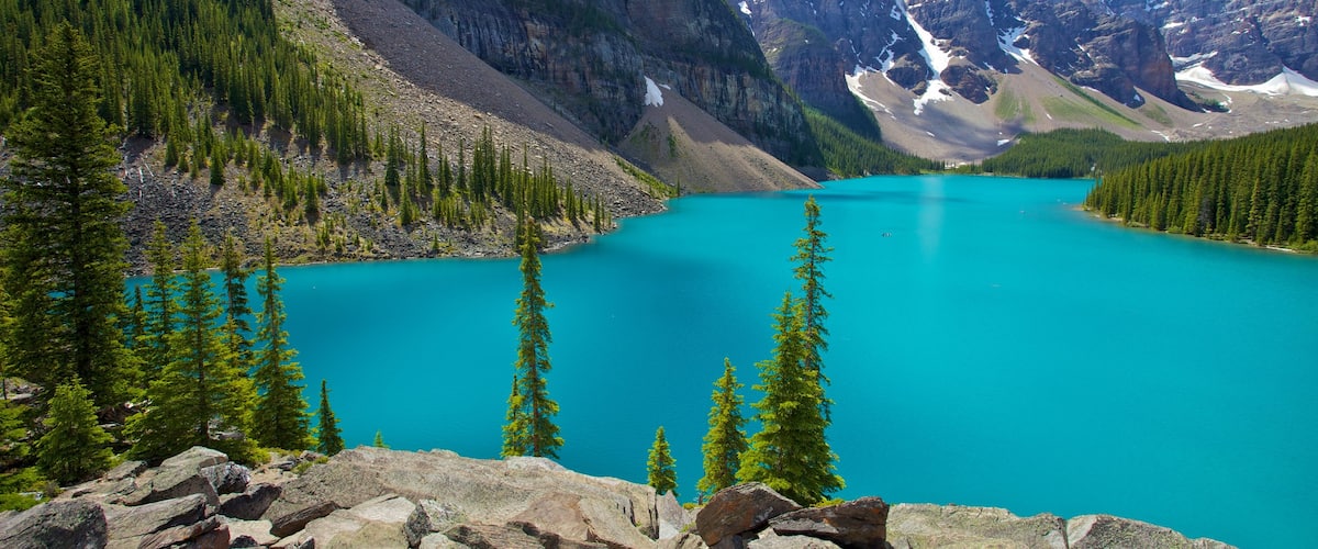 Banff National Park showing landscape views, mountains and a lake or waterhole