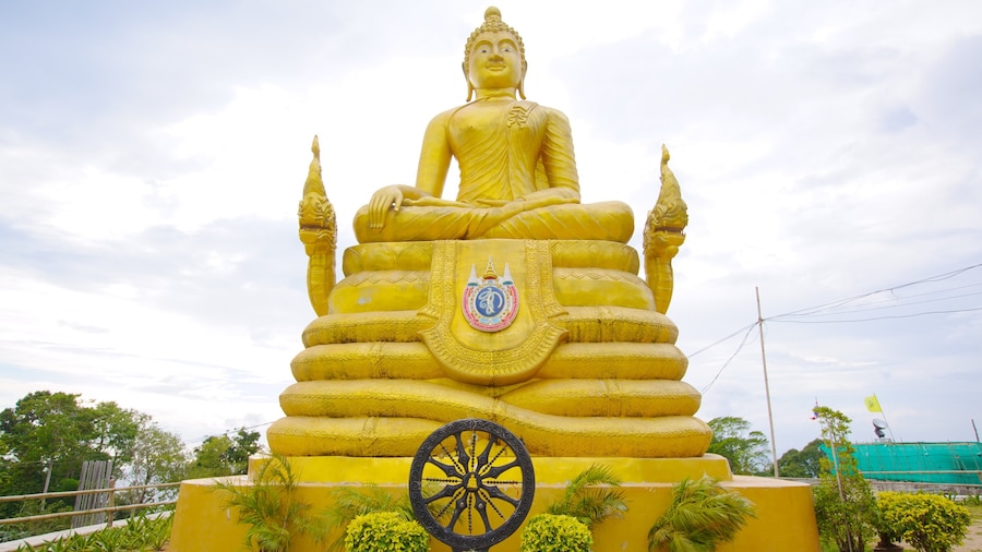 Gran Buda mostrando elementos religiosos y una estatua o escultura