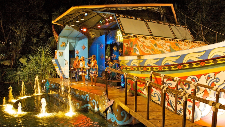 Phuket Fantasea trong đó bao gồm cảnh đêm, nghệ thuật đường phố và đài phun nước