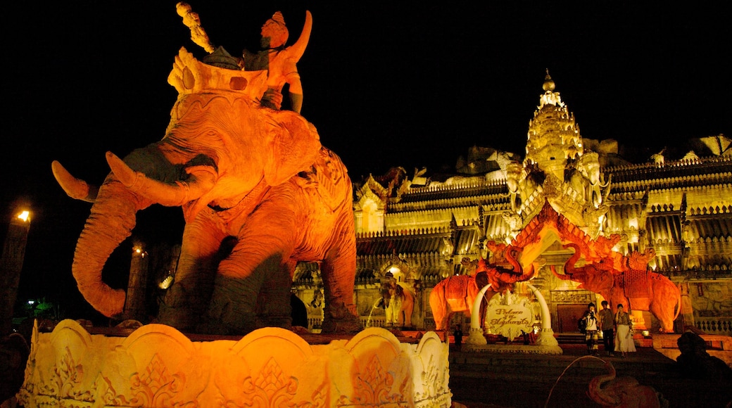 Phuket Fantasea che include statua o scultura, architettura d\'epoca e paesaggio notturno