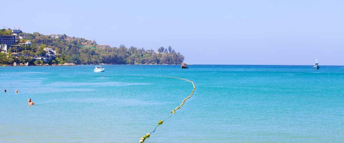 Plage de Kamala montrant vues littorales, images d\'Ăźle et hĂŽtel ou complexe de luxe