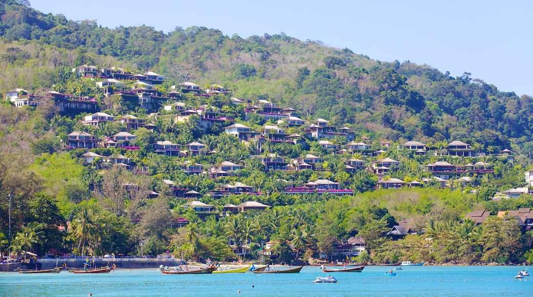 Playa Kamala que incluye una bahía o un puerto, una localidad costera y vistas panorámicas