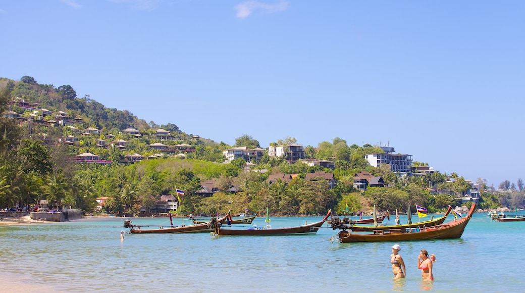 Playa Kamala mostrando litoral rocoso, una localidad costera y una bahía o un puerto