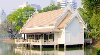 Lumphini Park welches beinhaltet Park, Haus und See oder Wasserstelle