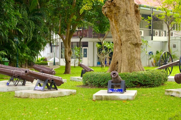 Vimanmek Palace showing a castle, a garden and landscape views