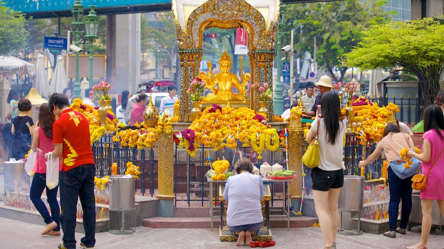 Erawan Shrine showing a city, street scenes and religious aspects