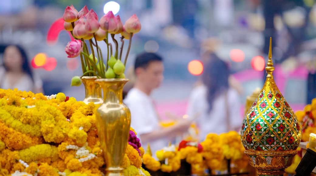 ศาลพระพรหมเอราวัณ แสดง ดอกไม้