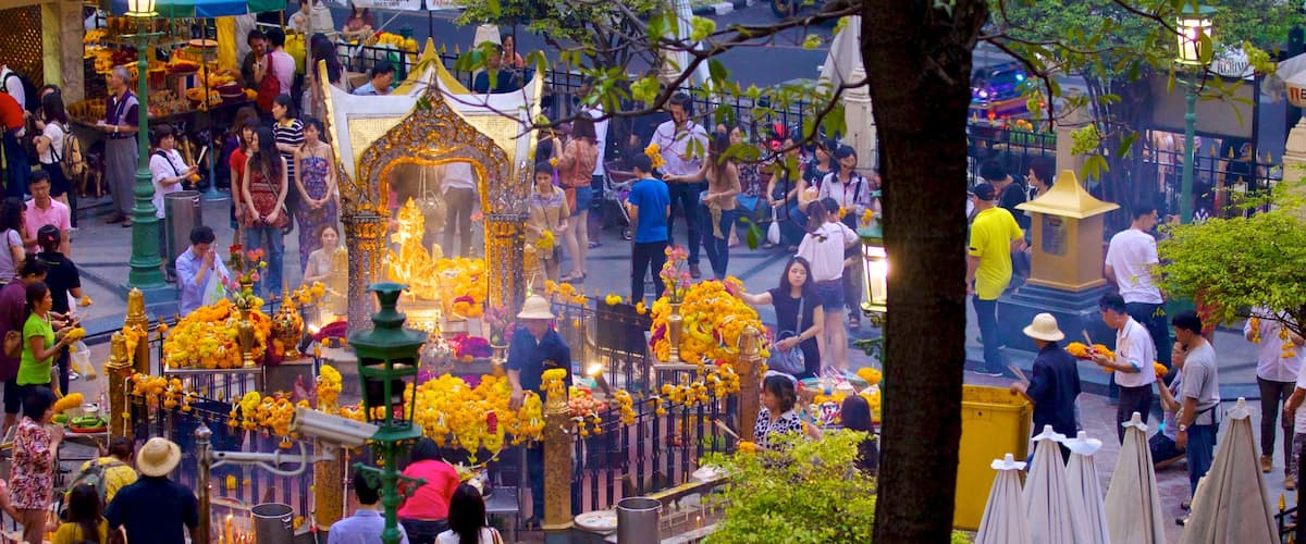 ศาลพระพรหมเอราวัณ เนื้อเรื่องที่ องค์ประกอบด้านศาสนา, จัตุรัสหรือพลาซ่า และ เมือง