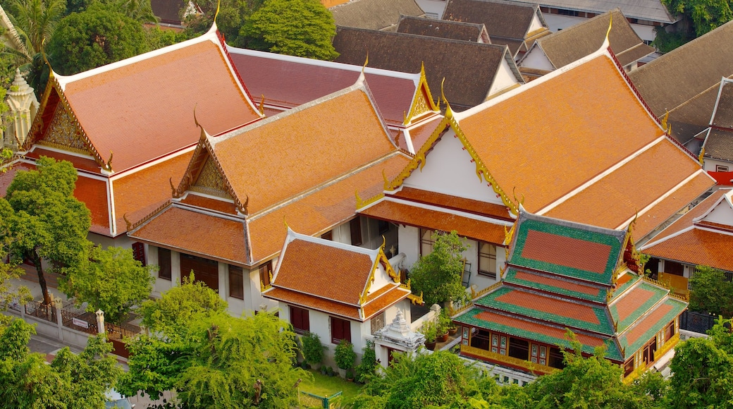 Wat Saket showing a small town or village and heritage architecture