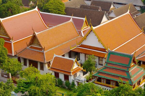 Wat Saket showing a small town or village and heritage architecture