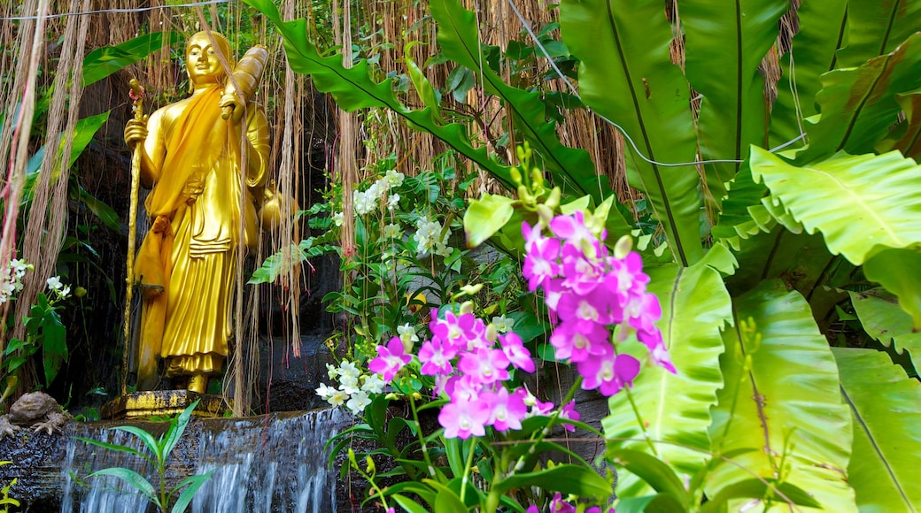 Wat Saket das einen Statue oder Skulptur und Blumen