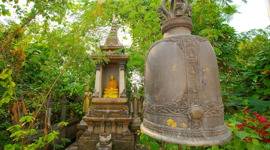 Wat Saket mostrando elementi religiosi, statua o scultura e tempio o luogo di culto