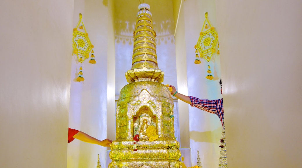 Wat Saket que incluye un monumento, un templo o lugar de culto y vistas interiores