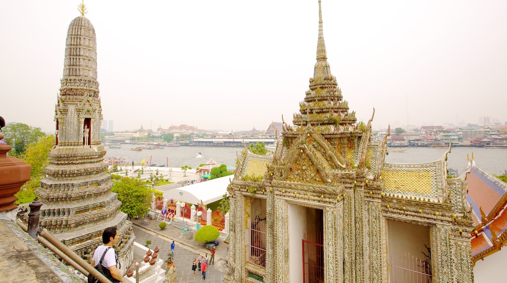 Wat Arun welches beinhaltet Tempel oder Andachtsstätte und historische Architektur sowie einzelner Mann