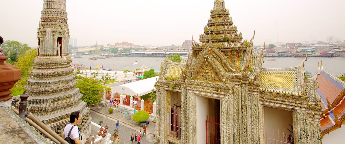 Wat Arun showing a temple or place of worship and heritage architecture as well as an individual male
