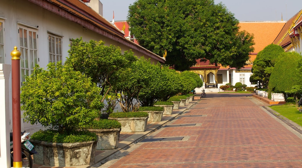 National Museum Bangkok featuring street scenes and a city